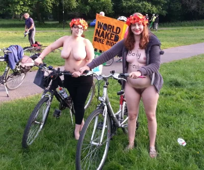 Протестный велопробег девушек в берлине