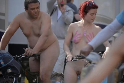 Голый велопробег вагина