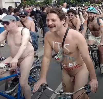 Голый велопробег с эрекцией