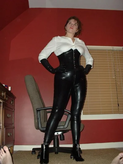 Зрелые в латексных чулках