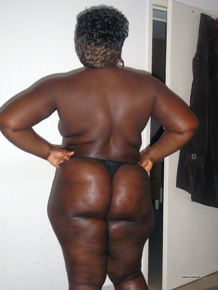 Curvy ebony granny with a round naked butt