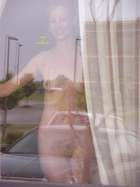 Naked woman flashed in the window