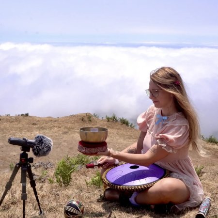Ksenia Zotikova singing bowls