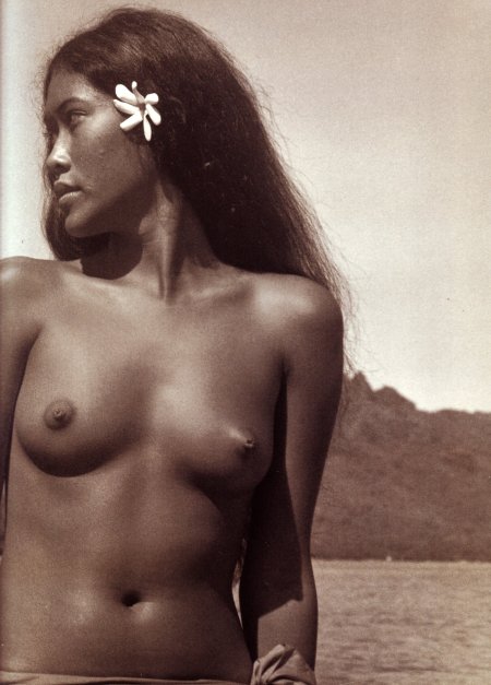 Naked young Polynesian girl
