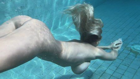 Erotica in the pool
