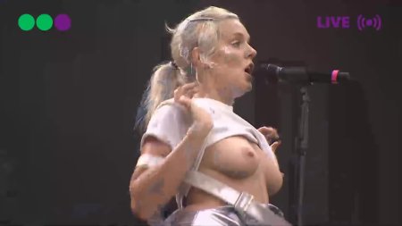 Showed her tits at a concert