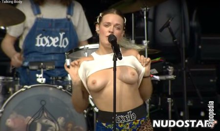 Singers show their boobs on stage