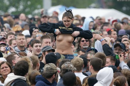 Lifted up her shirt and showed tits