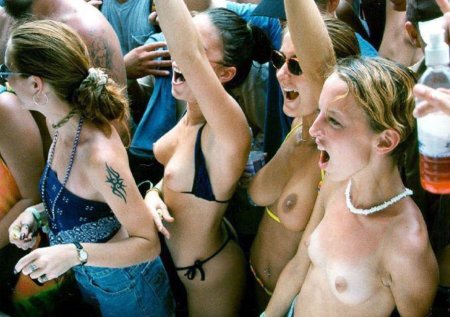 Naked hippies Woodstock