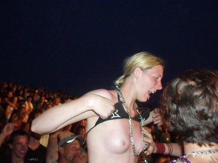 Flashed her tits