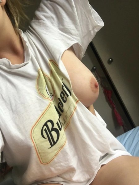 Amateur nude in a T-shirt