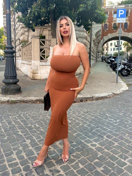 Curvy models