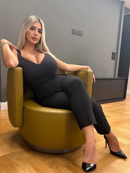 Curvy woman model
