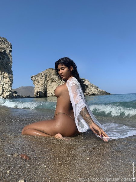 Completely naked Aphrodite