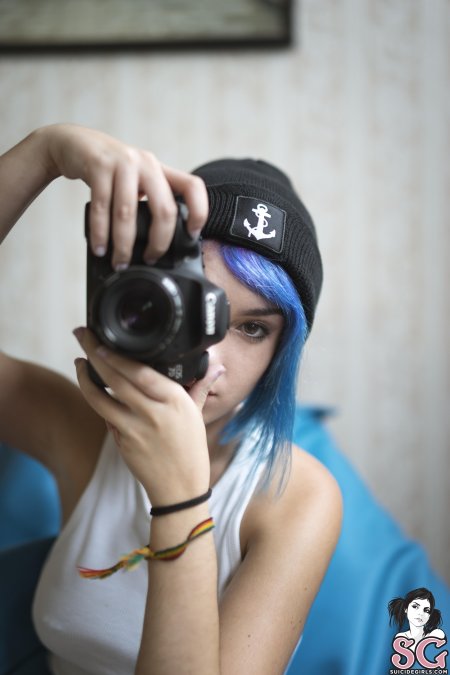 Photographer girl with blue hair