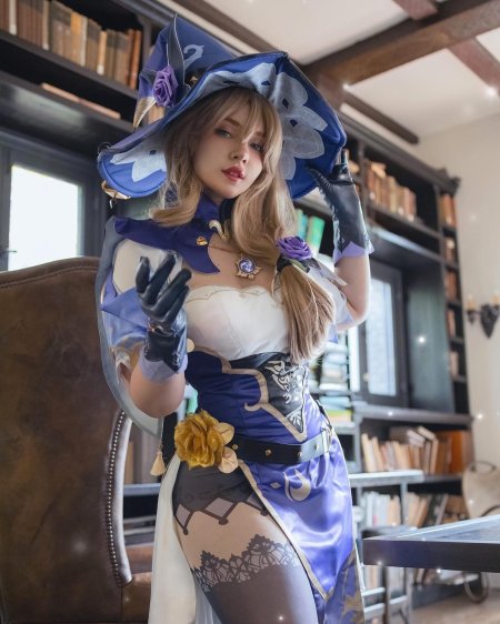 Genshin cosplayer Lisa