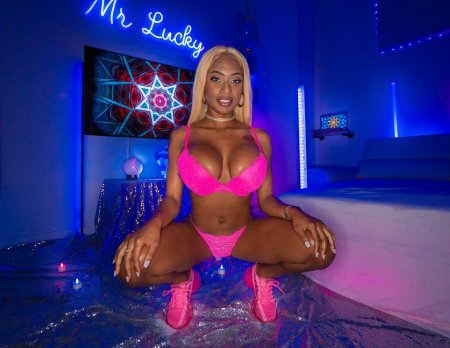Lacikayvip with naked tits