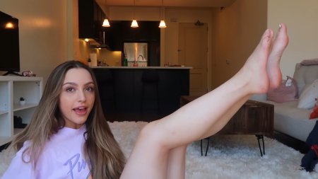Sydney Sweeney Legs