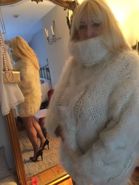 Fuzzy mohair sweater turtleneck white