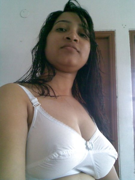 Desi teen chunni showing her huge indian boobs