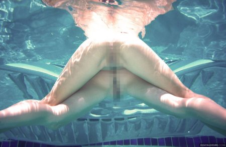 Shows pussy underwater