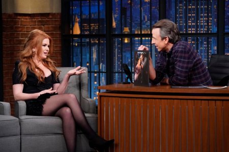 Isla fisher at late night with seth meyers