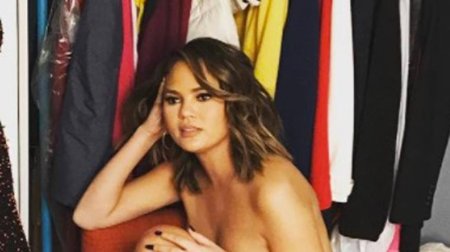 Chrissy Teigen Nude Pussy