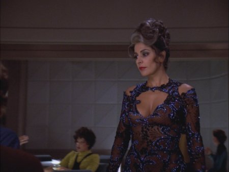 Deborah Caprioglio spiando marina