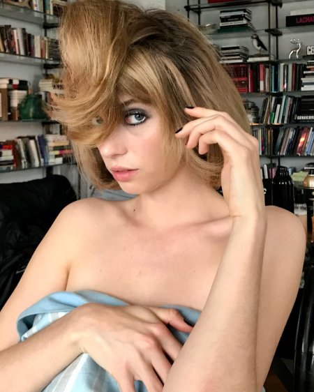 Maya Hawke Breasts
