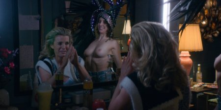 Betty Gilpin breasts