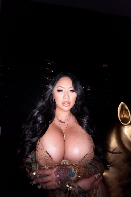 Huge tits porn
