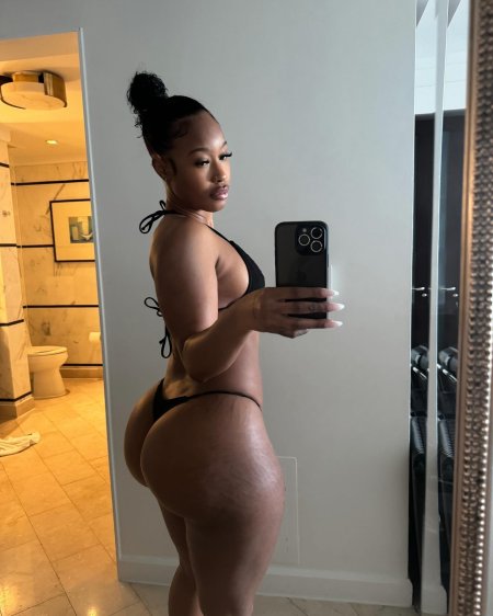 Lira mercer ass