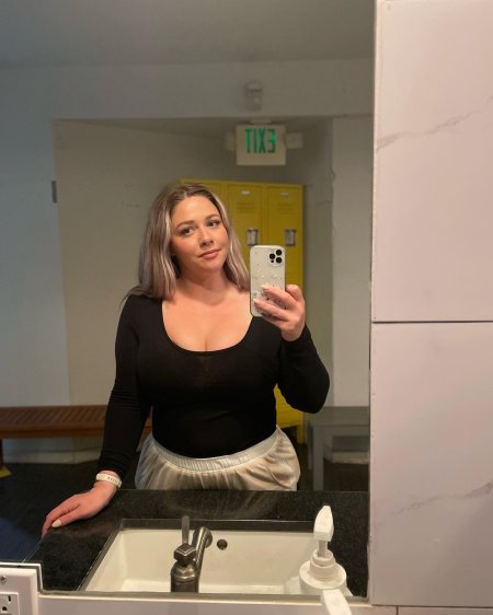 Curvy model